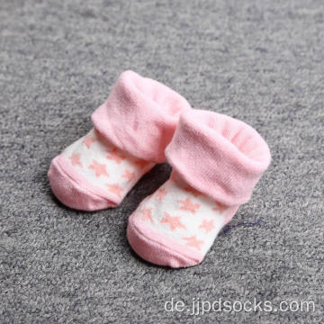 Baby, das hohe Quailty-Baumwollsocken angibt